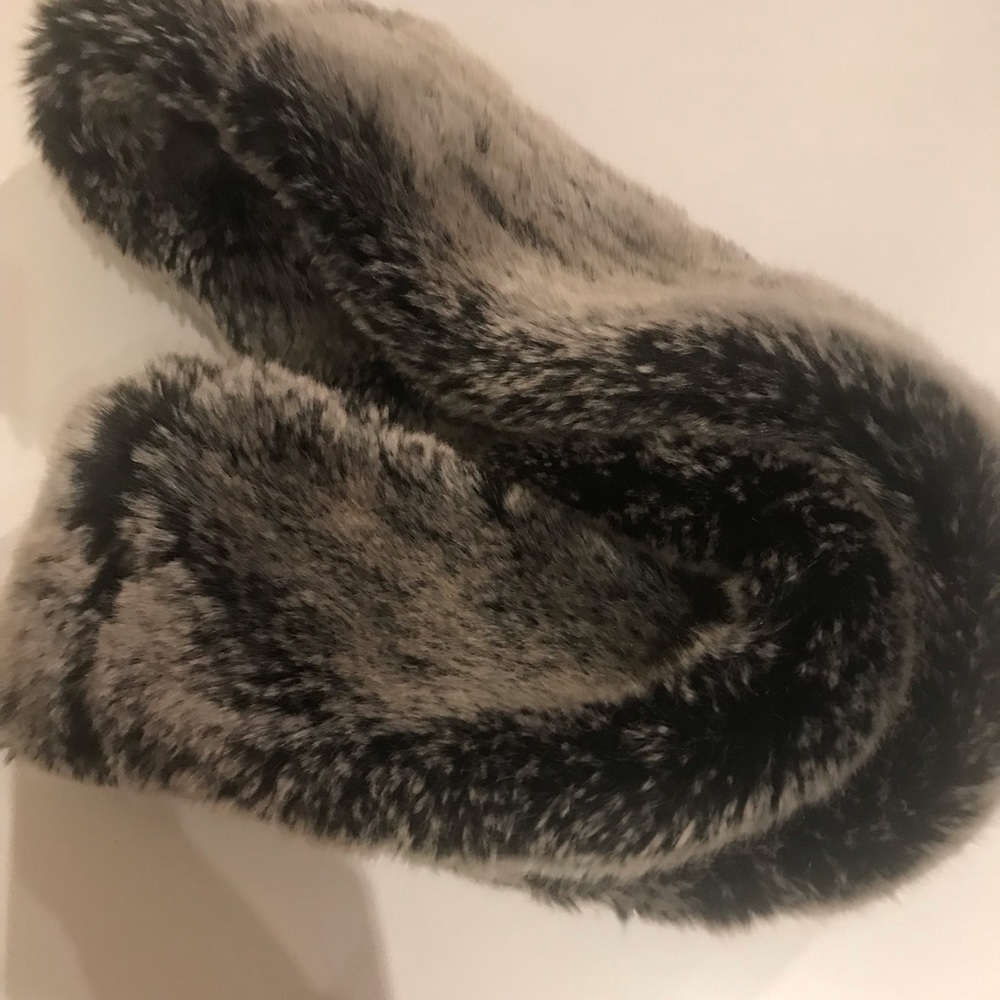Free whit purchase Infinity faur fur scarf​​